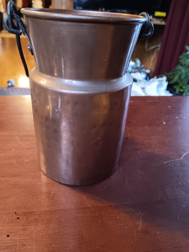 DECORATIVE COPPER POT W/ HANDLE. 1339