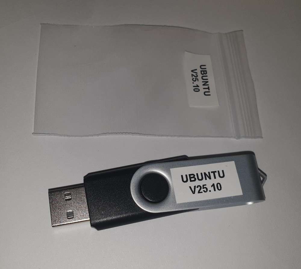 Linux Ubuntu 25.10, 64-bit, Bootable Live and Install USB Flash Drive