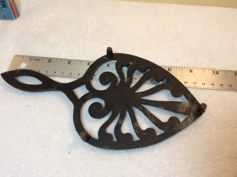 Iron trivet fancy design