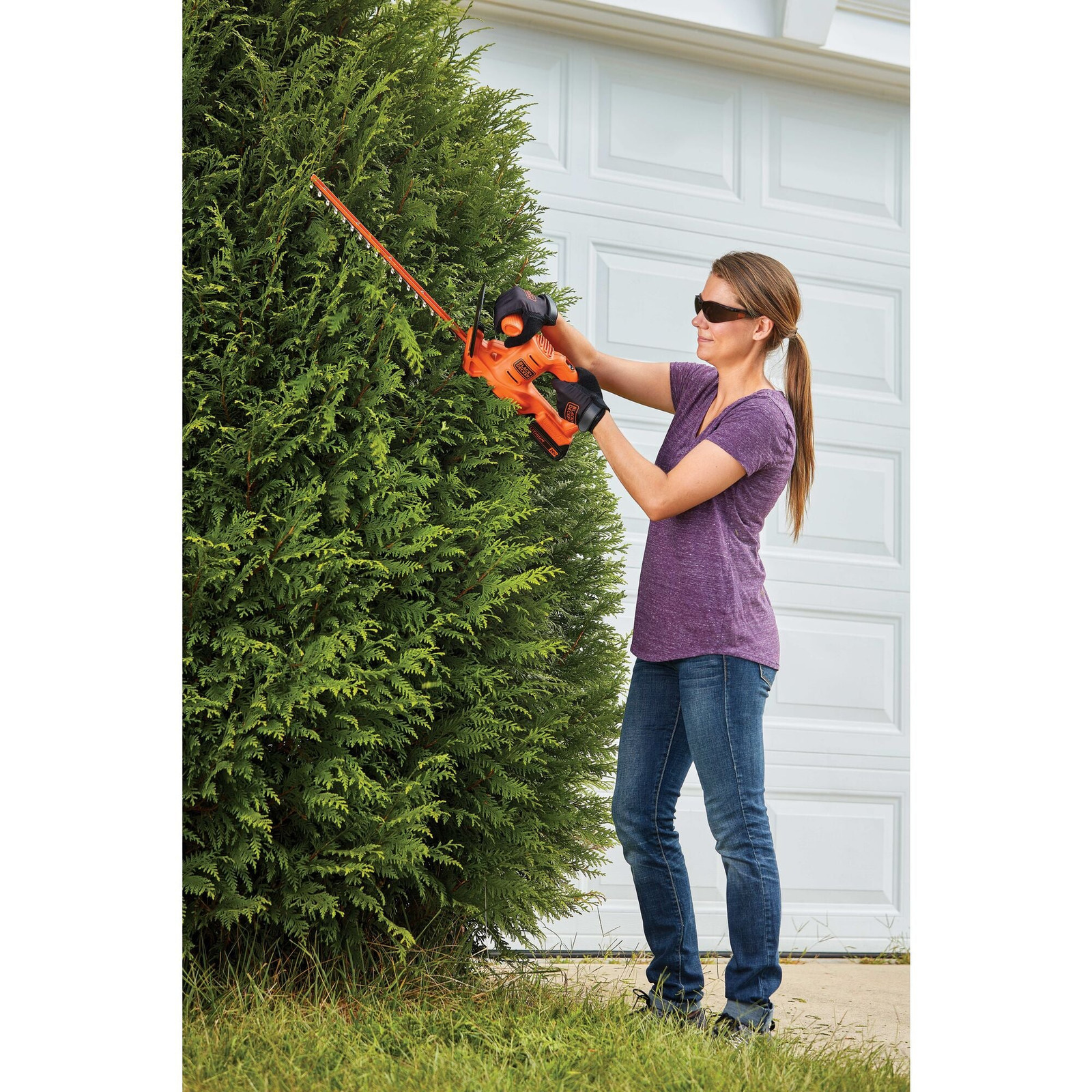 BLACK+DECKER 20V MAX* Hedge Trimmer Kit, 18-Inch - LHT218D1AEV
