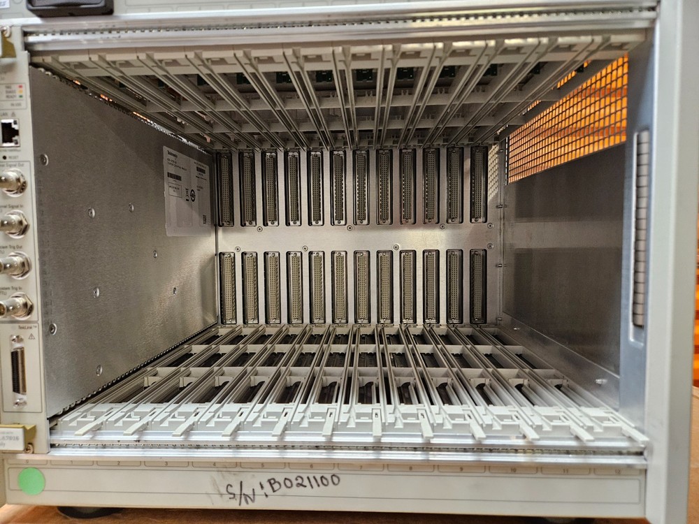 Tektronix TLA7016 Logic Analyzer Mainframe w/ TLA7016 Interface Module