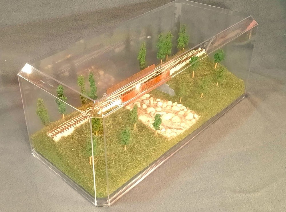 N SCALE- SINGLETRACK 16"-BRIDGE w/ STREAM "SUMMER SCENE" TRAIN DISPLAY CASE