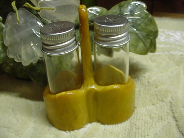 RARE Vintage SHINY  BUTTERSCOTCH BAKELITE Salt/Pepper S&P  HOLDER w/Shakers EXC.