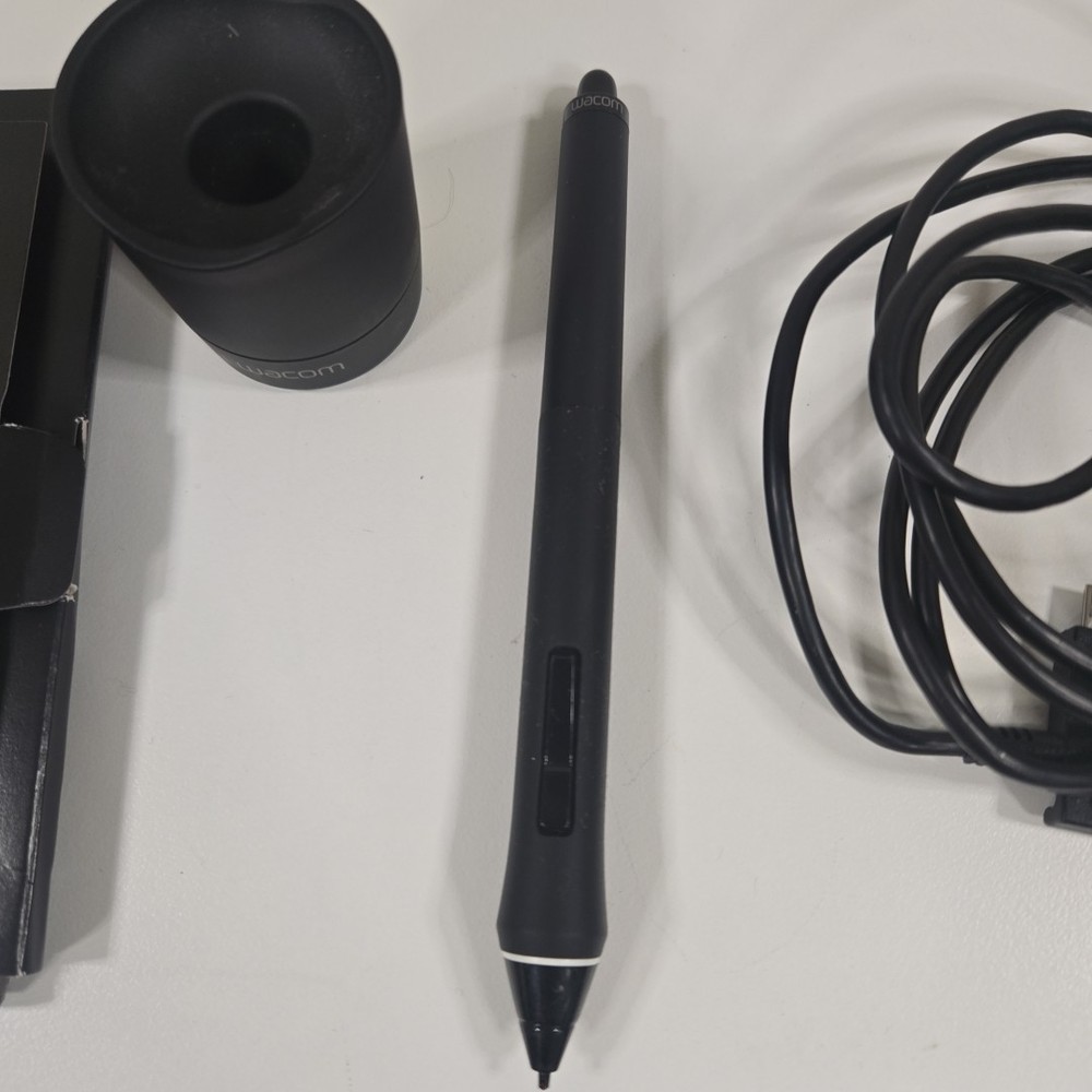 Wacom PTH-651 Intuos Pro Medium Creative Pen & Touch Tablet w/ Wireless Function