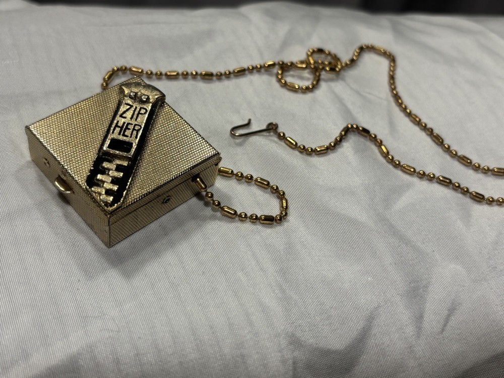Vintage 1950's Compact "Zip Her" Zipper Pull Hook in Pill Box