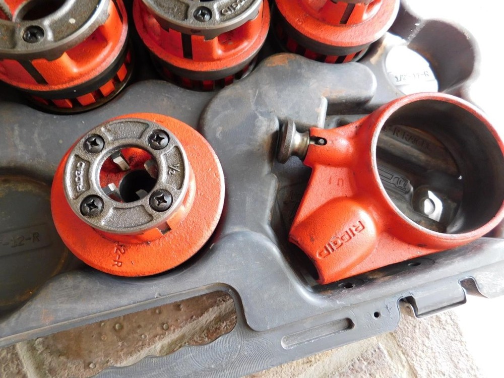 RIDGID 700 PIPE THREADER THREADING MACHINE WITH 6 DIES 1/2" TO 2" WITH CASE