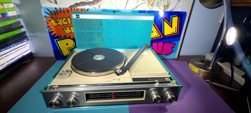 TOSHIBA GP-38 SOLID STATE RADIO-PHONOGRAPH