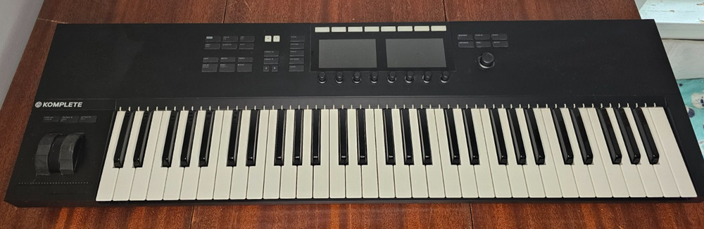 Native Instruments Komplete Kontrol S61 MK2 61 Key Keyboard Controller EUC Works