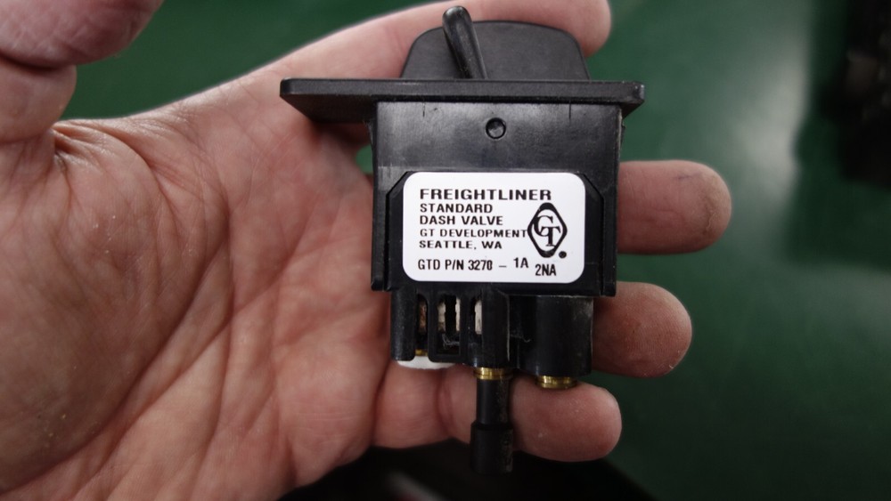 Freightliner Dash Valve Switch 3270-1a