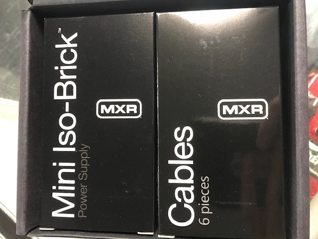 MXR M239 MINI ISO-BRICK Power Supply 4-9V Outs & 1 Switchable 9V/18V ( STRINGS )