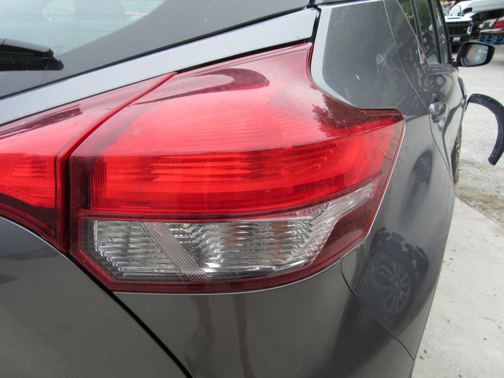 KICKS 2019 Glove Box 1073107