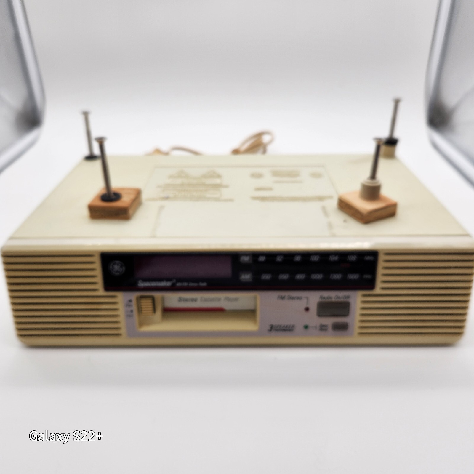 GE Spacemaker AM/FM Stereo Cassette Player Bass Boost #7-4275A has hardware