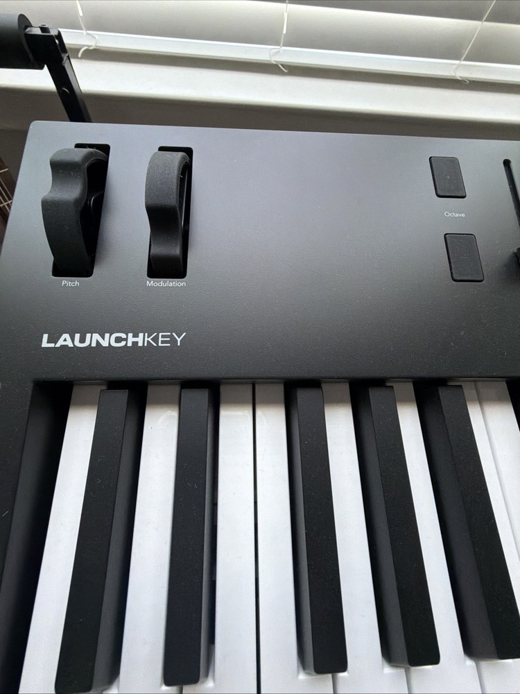 Novation Launchkey 49 MK4 MIDI Keyboard Controller 49-Key USB Faders Pads Knobs