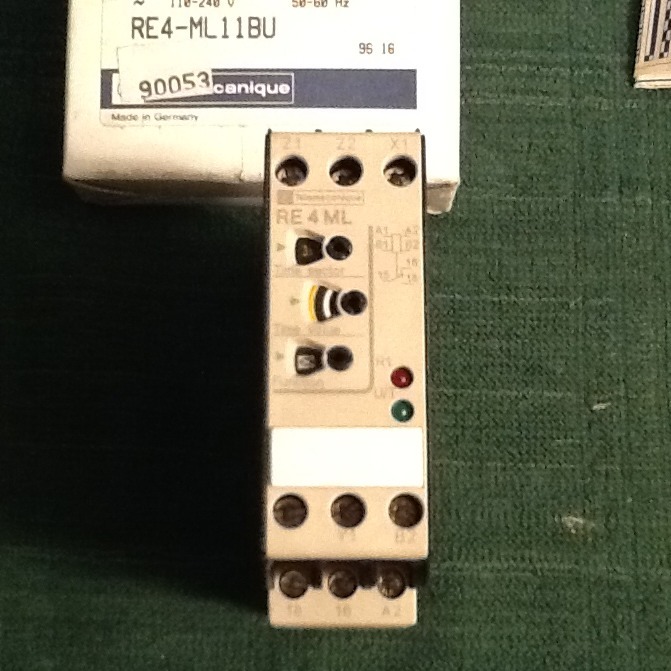 Telemecanique RE4-ML11BU Timer