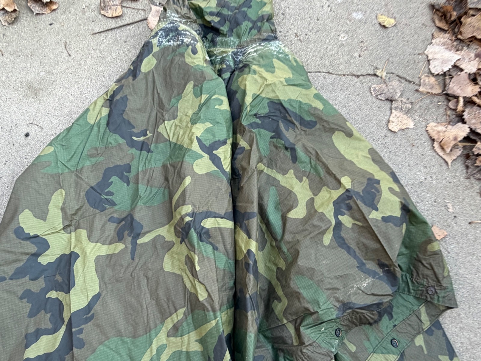 ORIGINAL POST VIETNAM WAR US ARMY WOODLAND CAMO RAIN PONCHO- DATED 1987