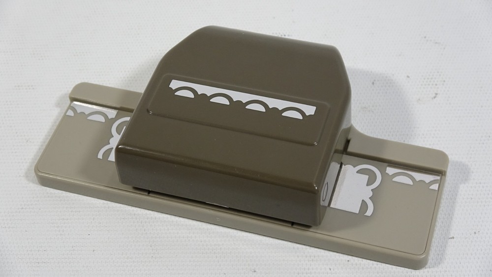 Stampin Up! Border Edge Locking Paper Punch - Rounded Pattern