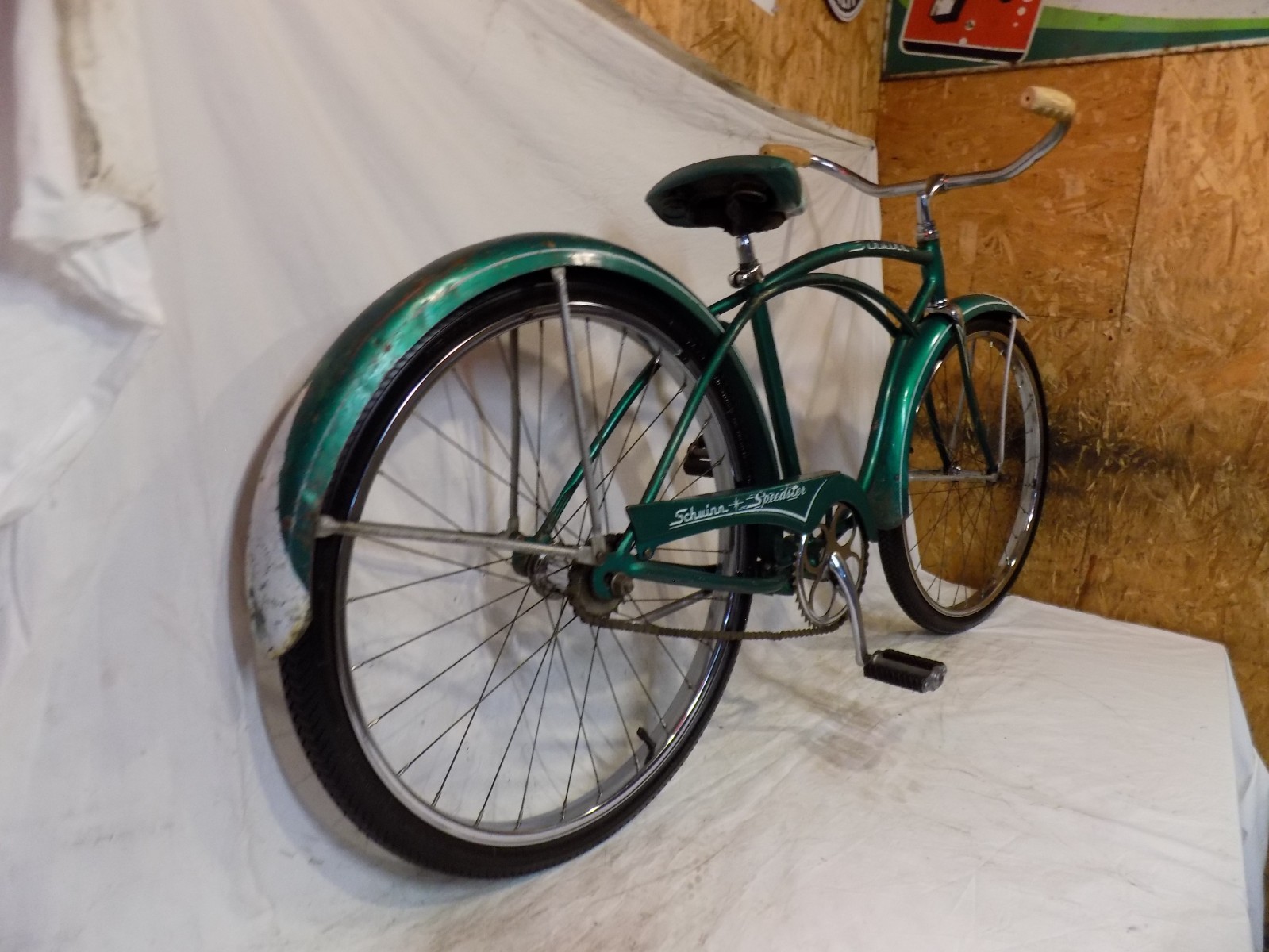 1957 SCHWINN SPEEDSTER MENS AMERICAN 24 BIKE GREEN TYPHOON JAGUAR TIGER CORVETTE
