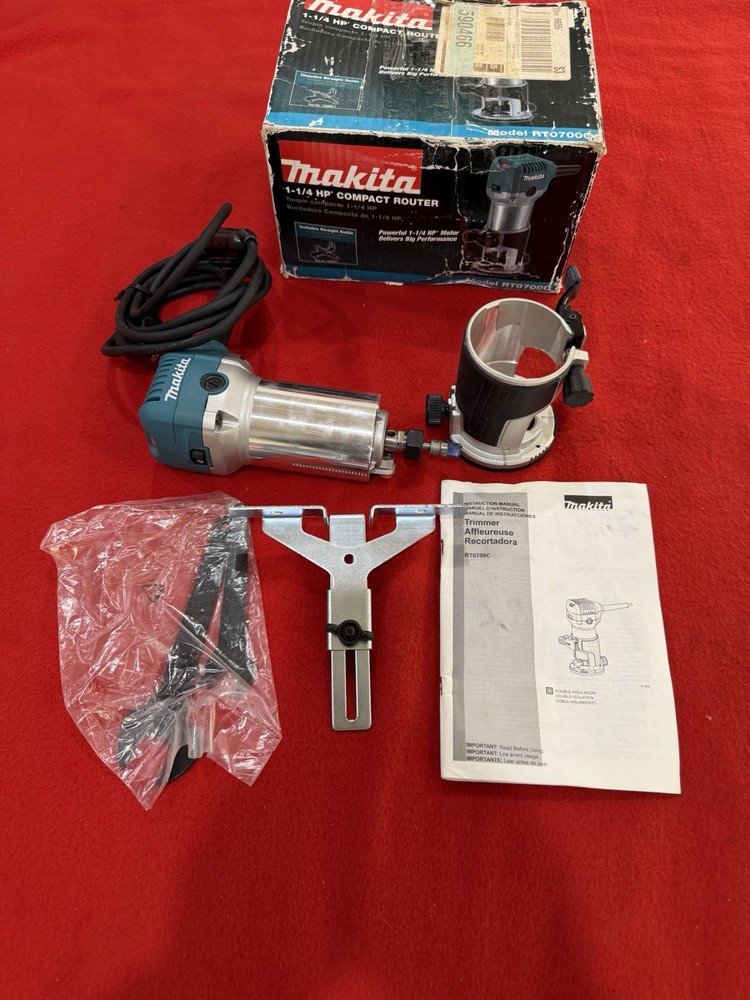 MAKITA RT0700C  1-1/4 HP COMPACT ROUTER