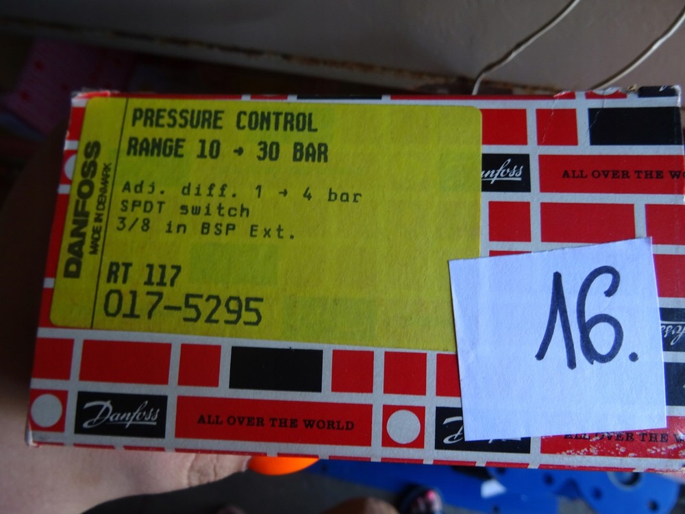 Danfoss 017-5295 Temperature Controller RT117