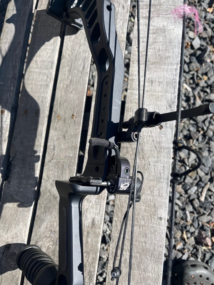 pse full throttle 70lb/29in draw compound bow with extras