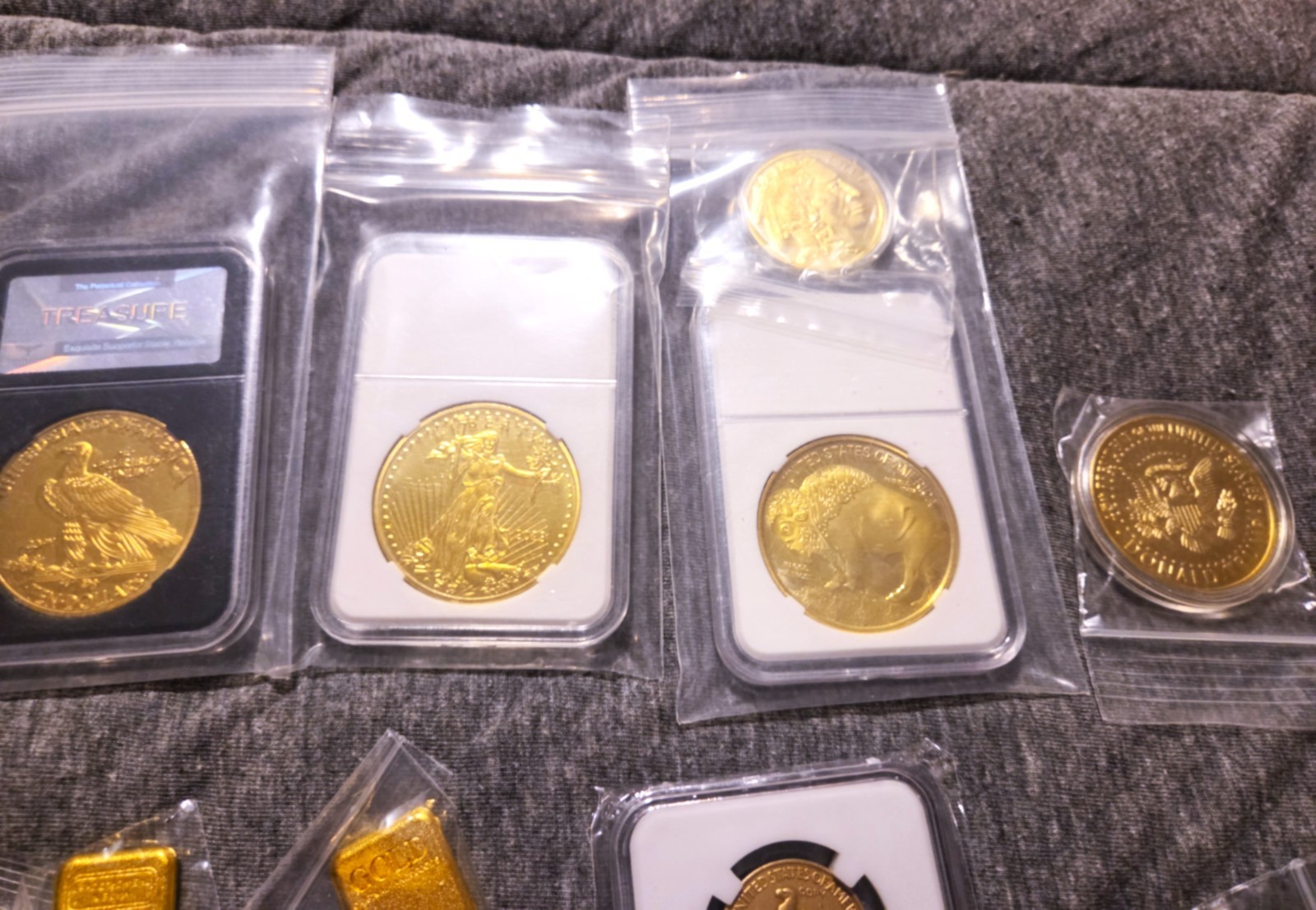 Lot of 80 novelty US coins and bills.