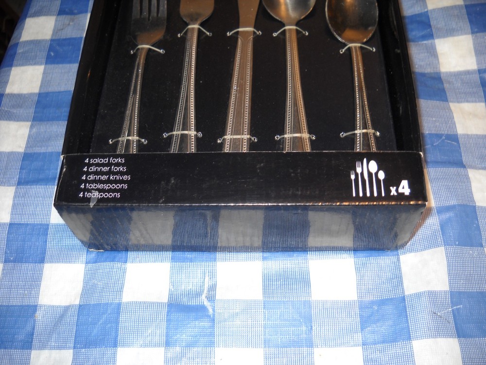 20 pc flatware set, Home Basic, New
