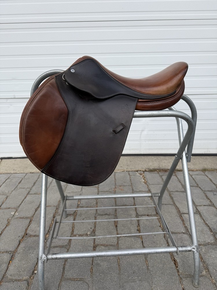 Bevel 16.5” Close Contact English Saddle