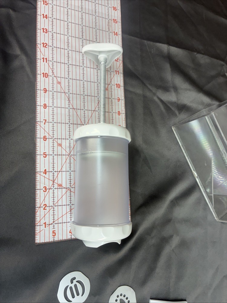 Pampered Chef Cookie Press 1526 With 8 Discs & Instructions