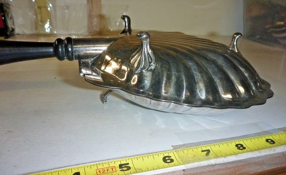 Vtg Oneida Silver Plate Clam Shell Tri-Footed Crumb Catcher/Silent Butler