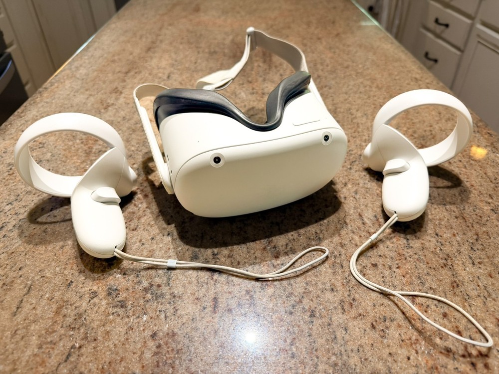 Meta Oculus Quest 2 VR Headset + Controllers – Excellent Condition – Orig Strap