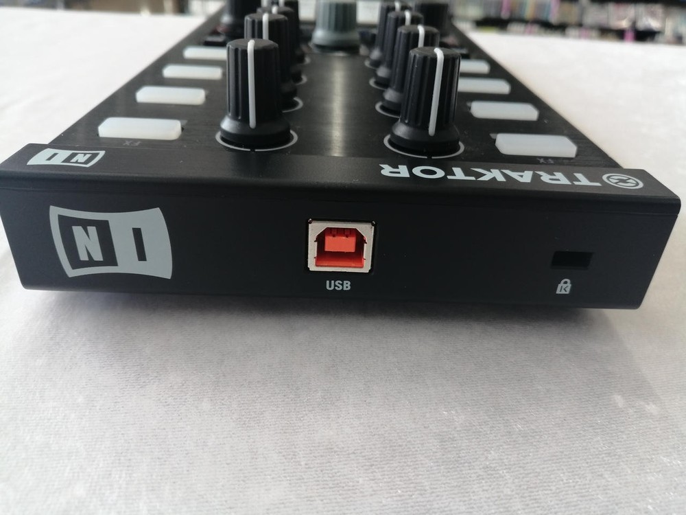 NATIVE INSTRUMENTS TRAKTOR KONTROL X1 Effects Controller w/ Accessories MG01 5.5