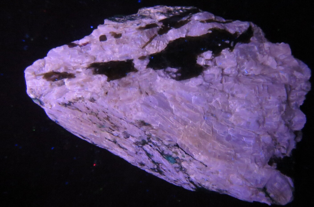Fluorescent :  AGRELLITE   -  Kipawa River Complex  , Temiscamingue , Quebec
