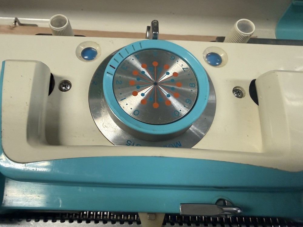 Singer/Silver Studio Sk-313 Knitting Machine And Accessories Untested