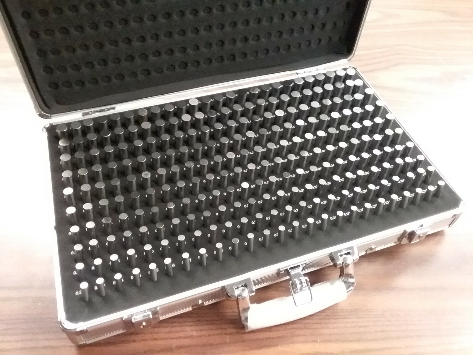 Pin Gage Set M2(-) 0.251-0.500", minus Tolerance 250 Pins metal case #707B-755MC