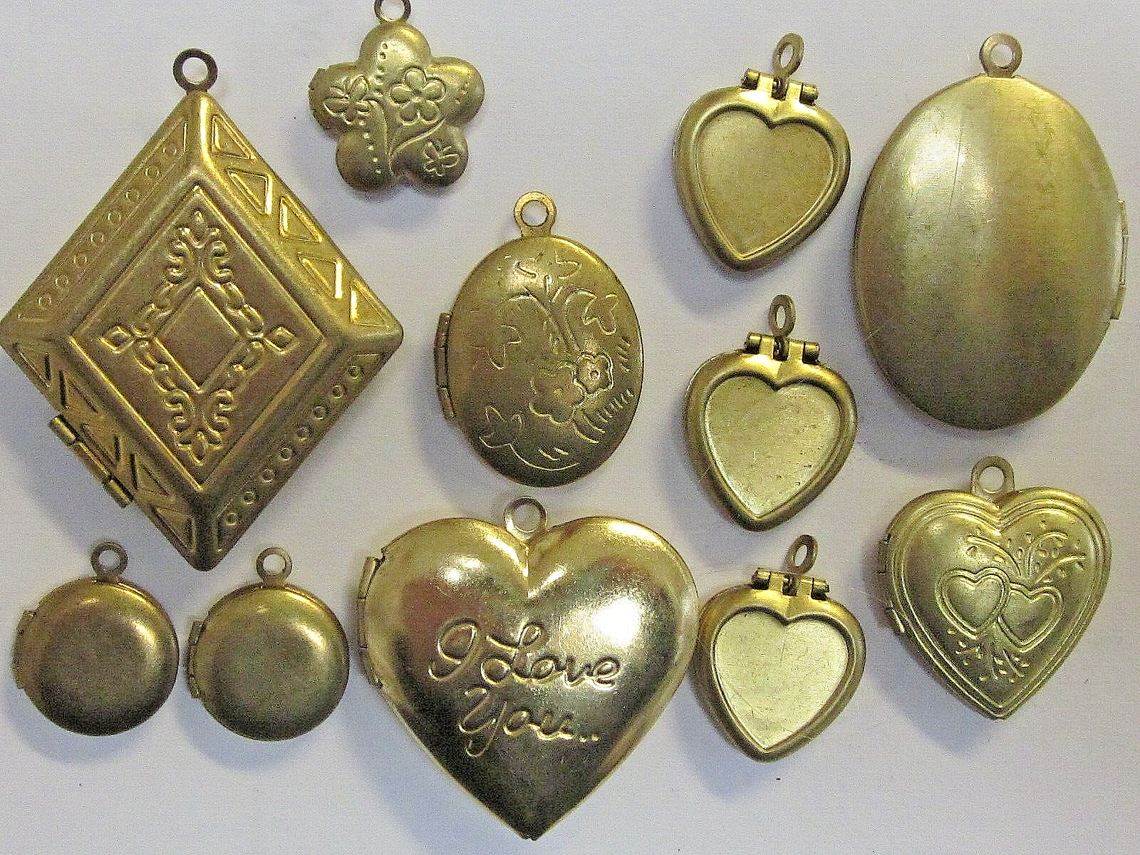 11 VTG MODERN LOCKETS HUGE LOT BRASS FINDINGS FLOWER HEARTS NOS PENDANTS CHARMS