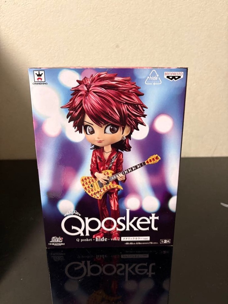 hide Qposket figure metallic