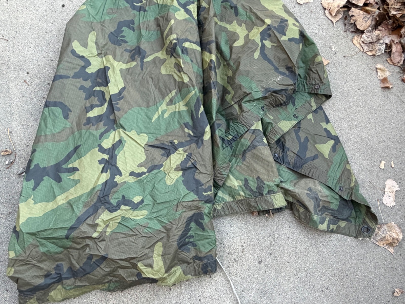 ORIGINAL POST VIETNAM WAR US ARMY WOODLAND CAMO RAIN PONCHO- DATED 1987