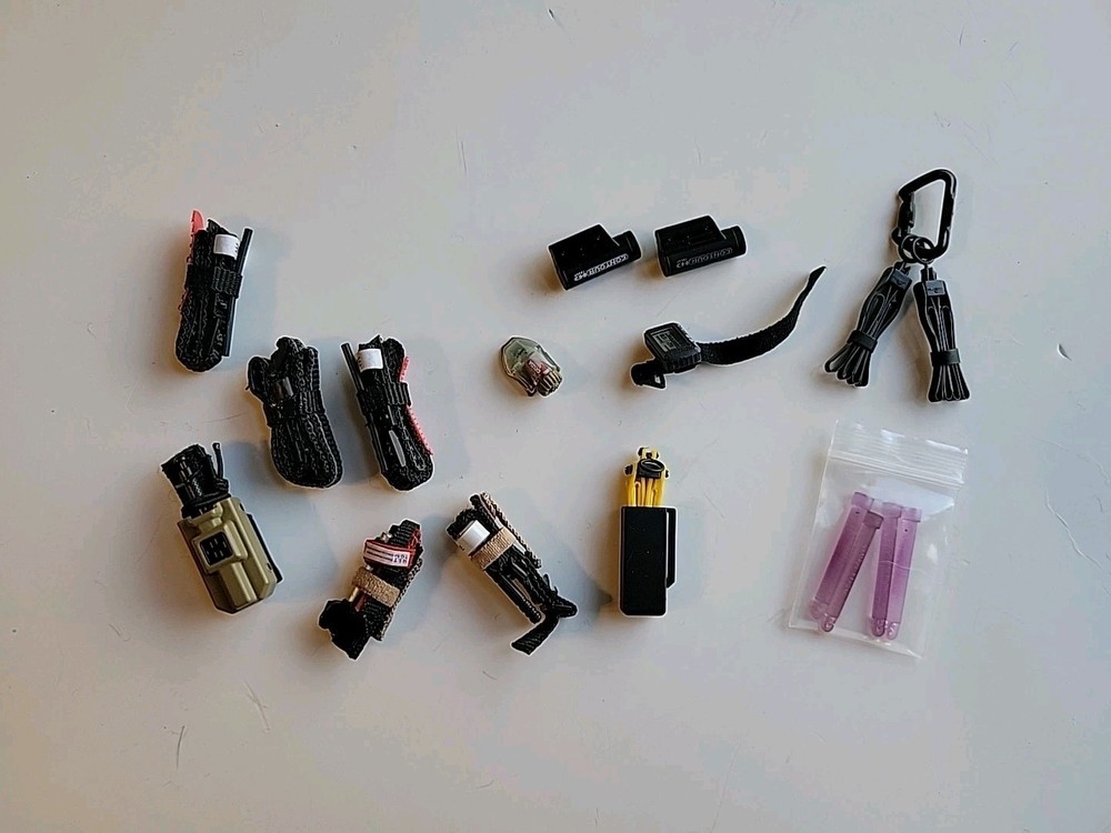 1/6 Scale Assorted Items Tourniquets And Other Misc Items