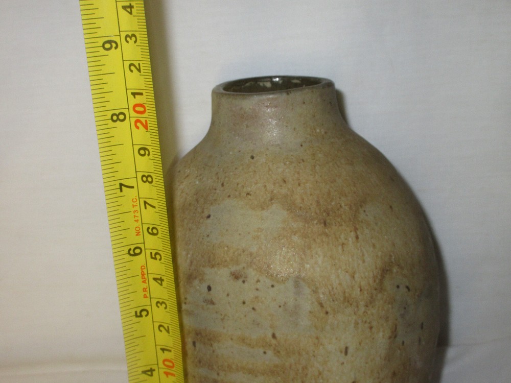 Handmade Pottery Vase LOVELY signed (GR).