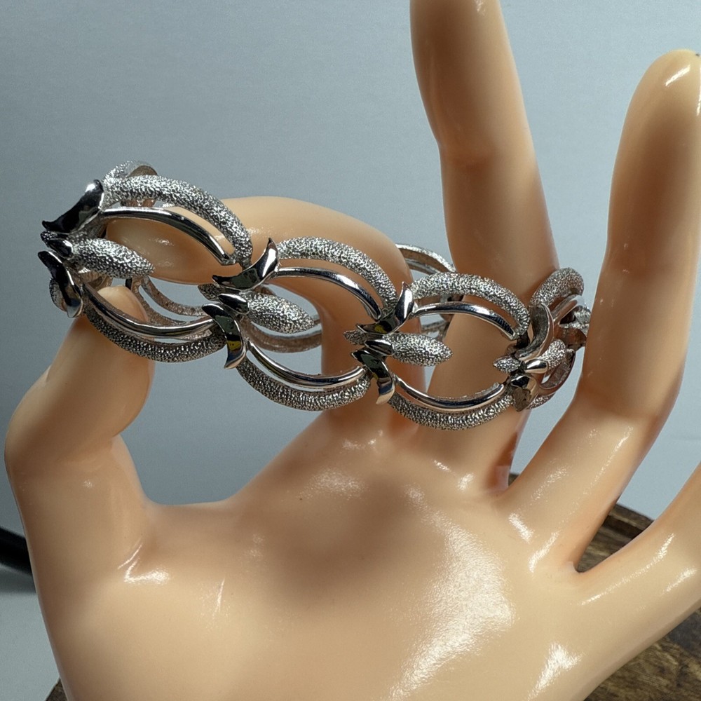 Vintage Trifari Signed Bumpy & Smooth Open Circle Silvertone Link Bracelet