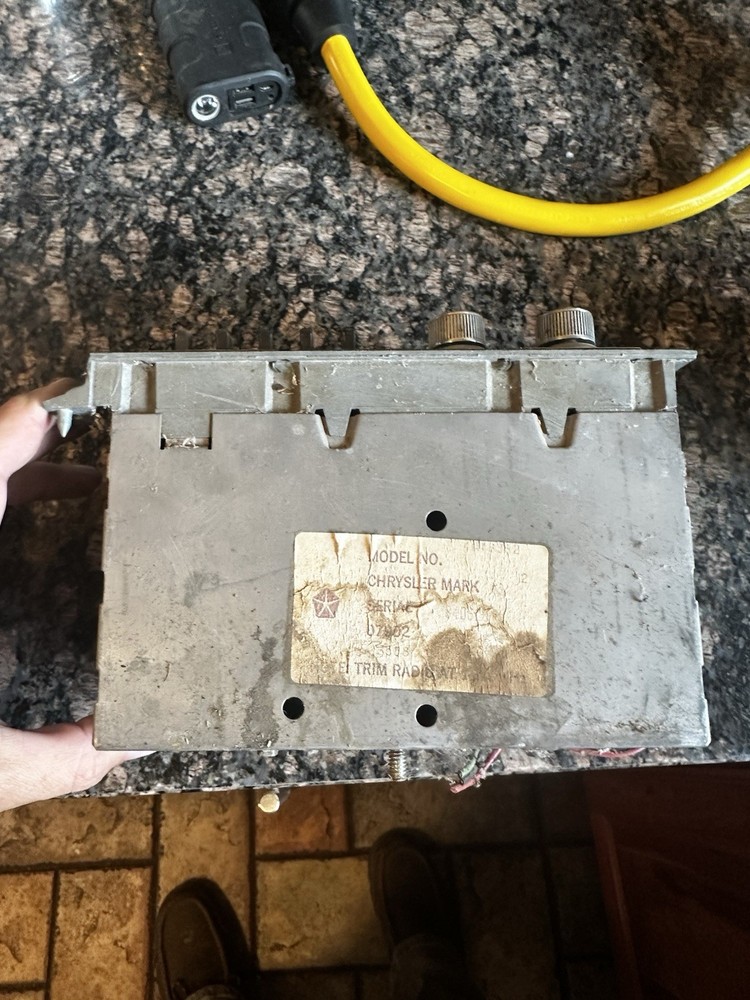 Vintage Chrysler Mark Pushbutton Radio 07902