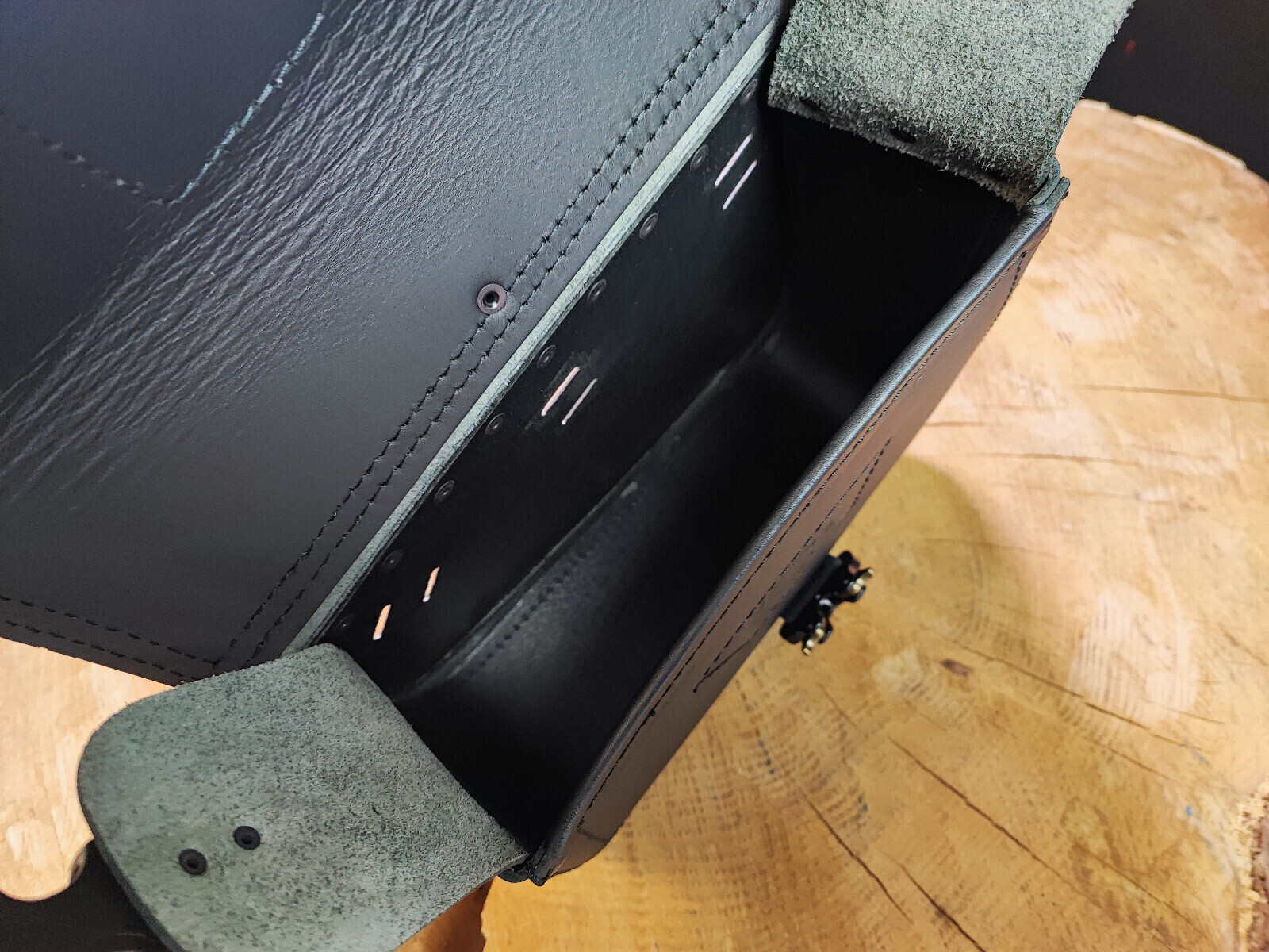 Swing bag EOS Blackline suitable for Harley Sporty Bobber leather