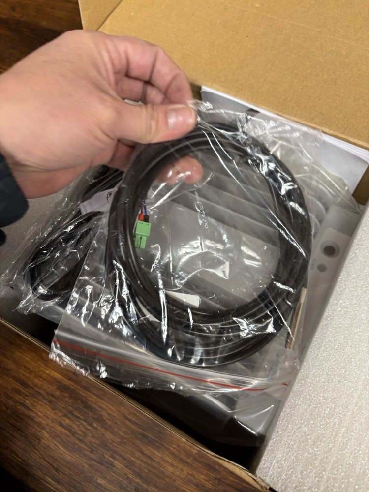 EPEVER 40A MPPT Solar Controller with MT50 Remote Meter NEW OPEN BOX