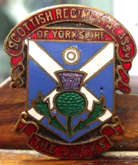 SCOTTISH REGIMENTAL ASS.  YORK SHIRE  PINBACK  "THE JOCKS"
