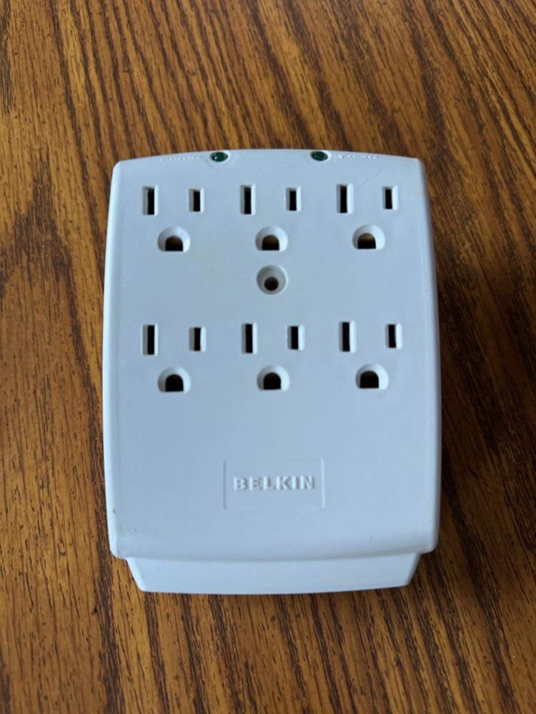 Belkin 6-Outlet Wall Mount Surge Protector - Power Strip, Great Condition, works