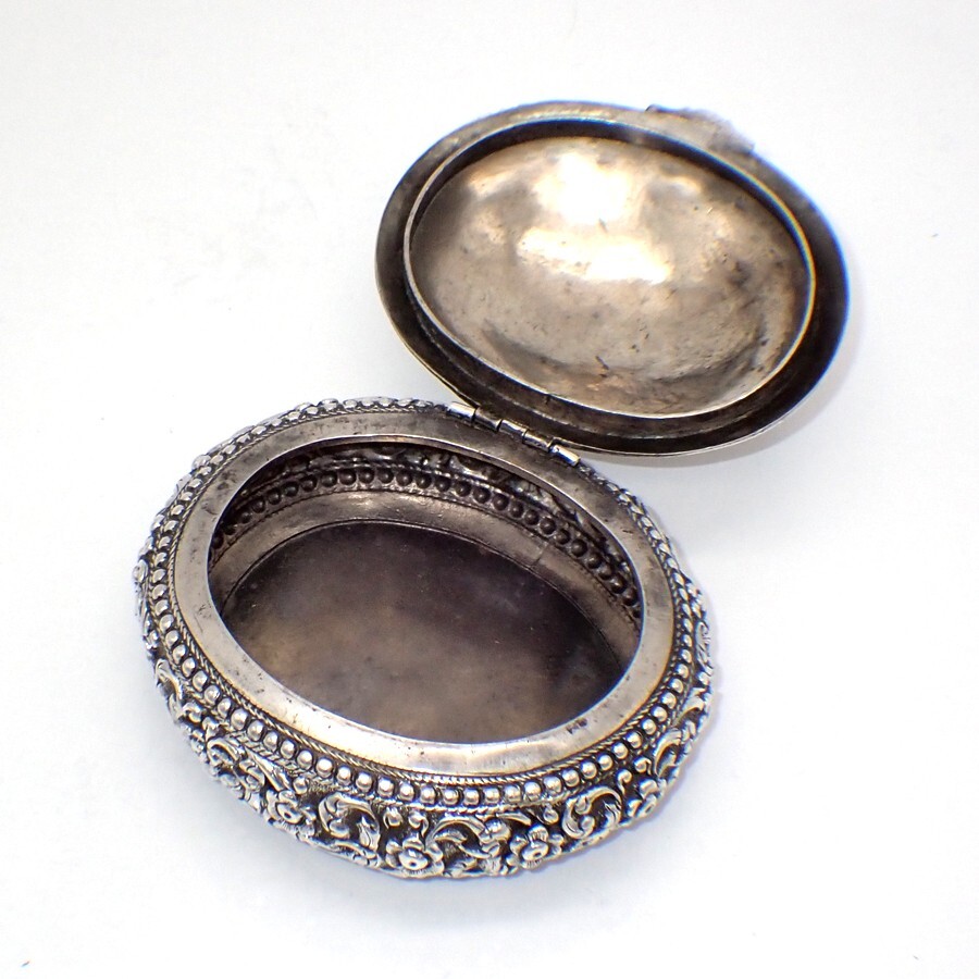 Ornate Oval Box 900 Silver