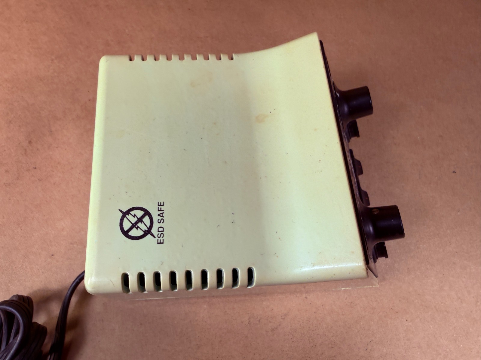 WELLER DEC1001 Electrostatic Dissipative Dual SOLDERING POWER STATION - TESTED