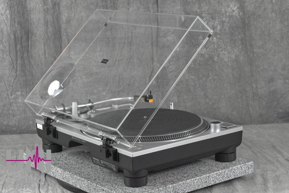 Technics SL-1200GR Direct Drive Turntable in Excellent Condition.