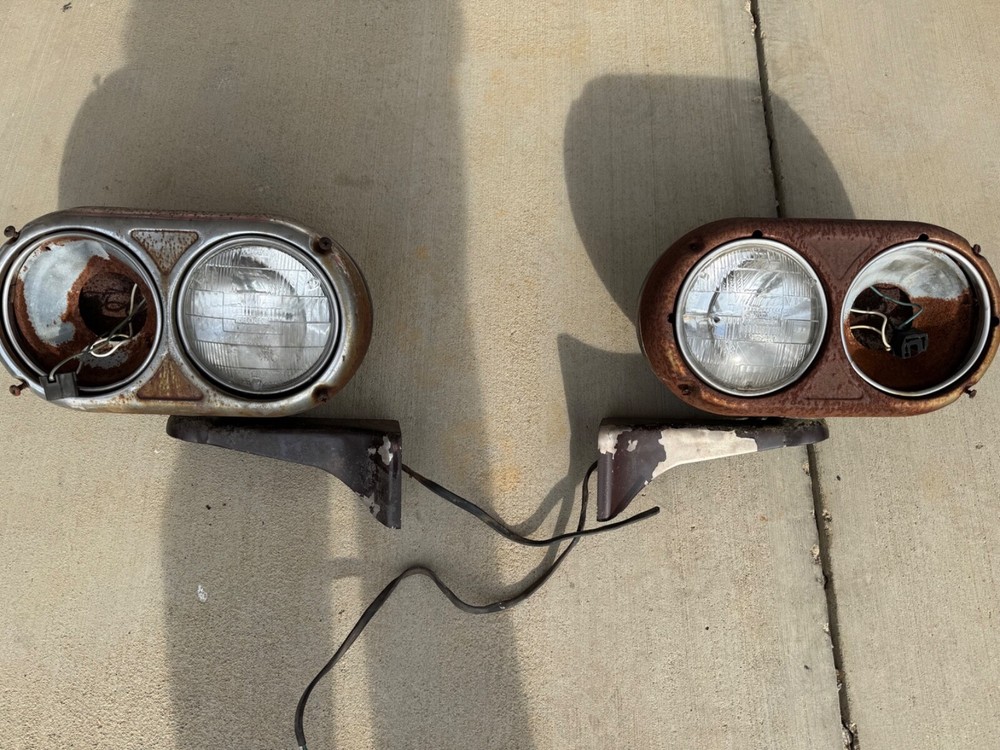 Freightliner FLC Dual Round Headlight Assembly with Brackets, Peterbilt Style