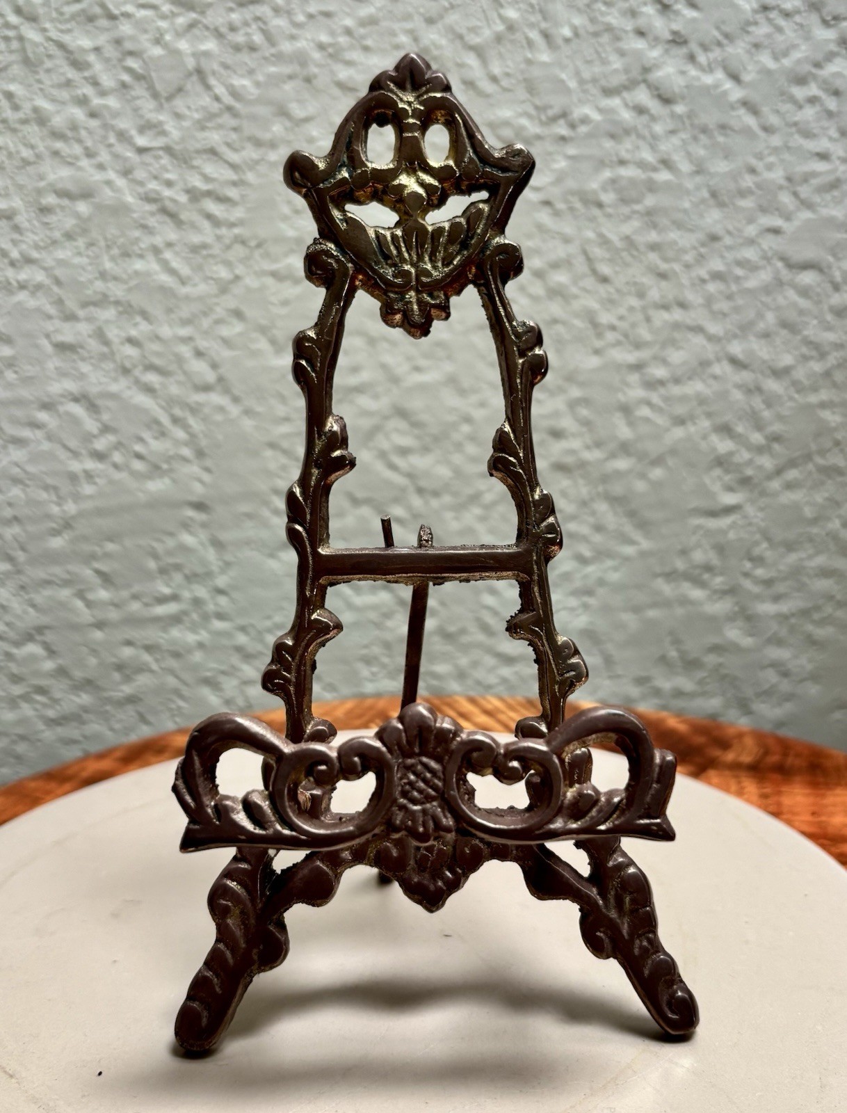 Pre Owned Vintage Small Ornate Elegant Carved Brass Easel Holder Decor